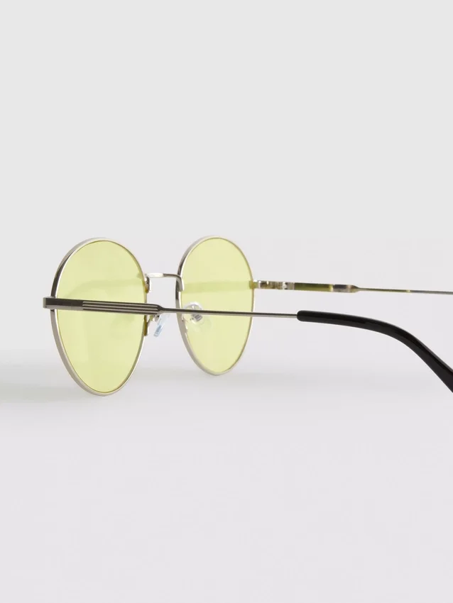Round tinted metal sunglasses