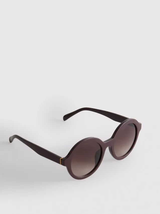 Round tinted sunglasses