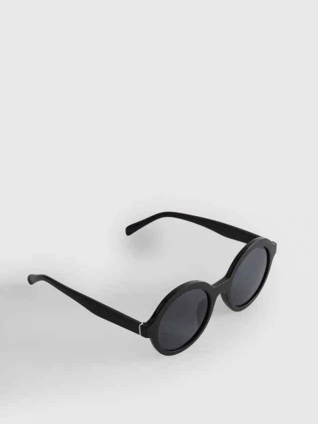 Round tinted sunglasses