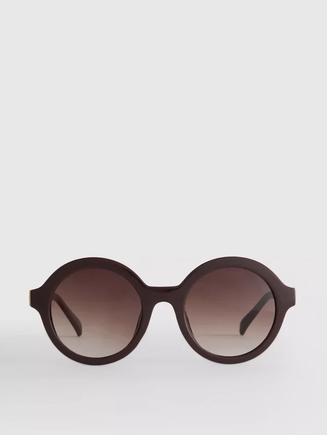 Round tinted sunglasses