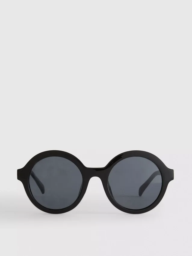 Round tinted sunglasses