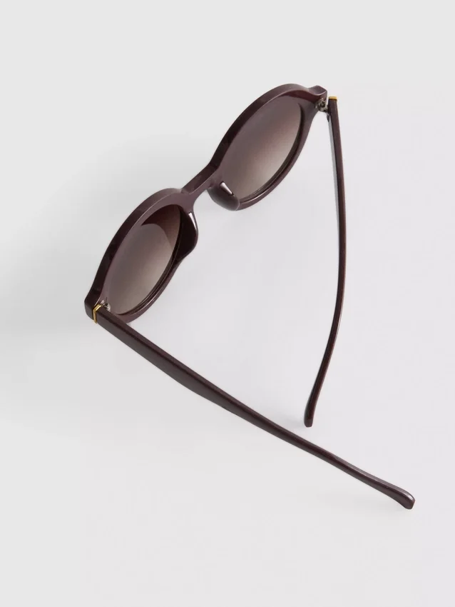 Round tinted sunglasses