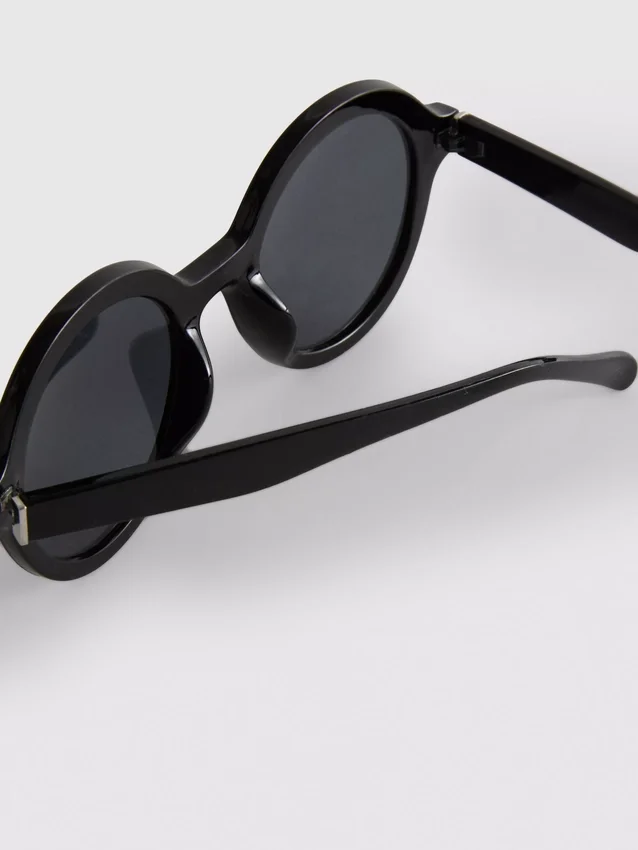 Round tinted sunglasses