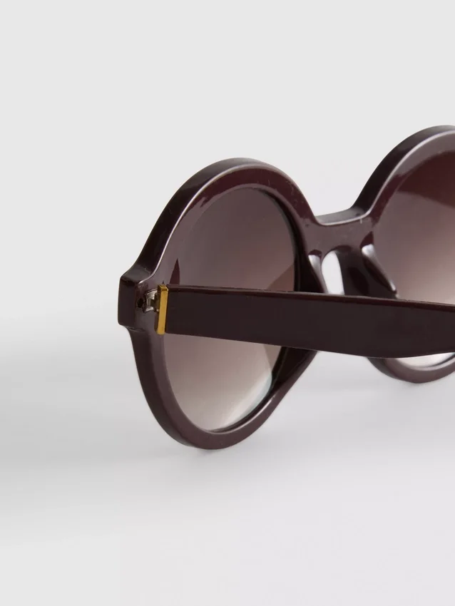 Round tinted sunglasses