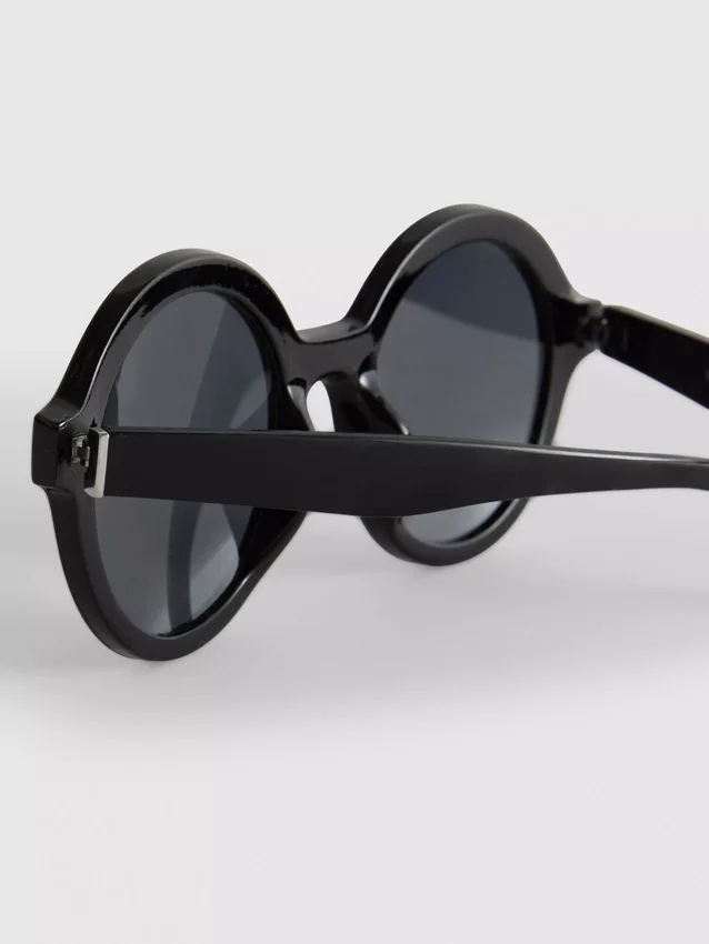 Round tinted sunglasses