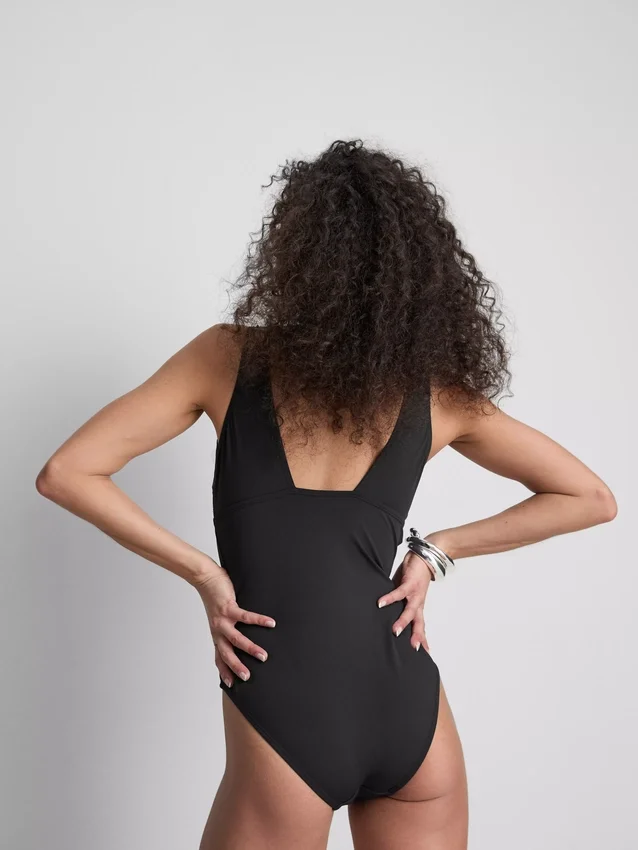 Scallop control swimsuit