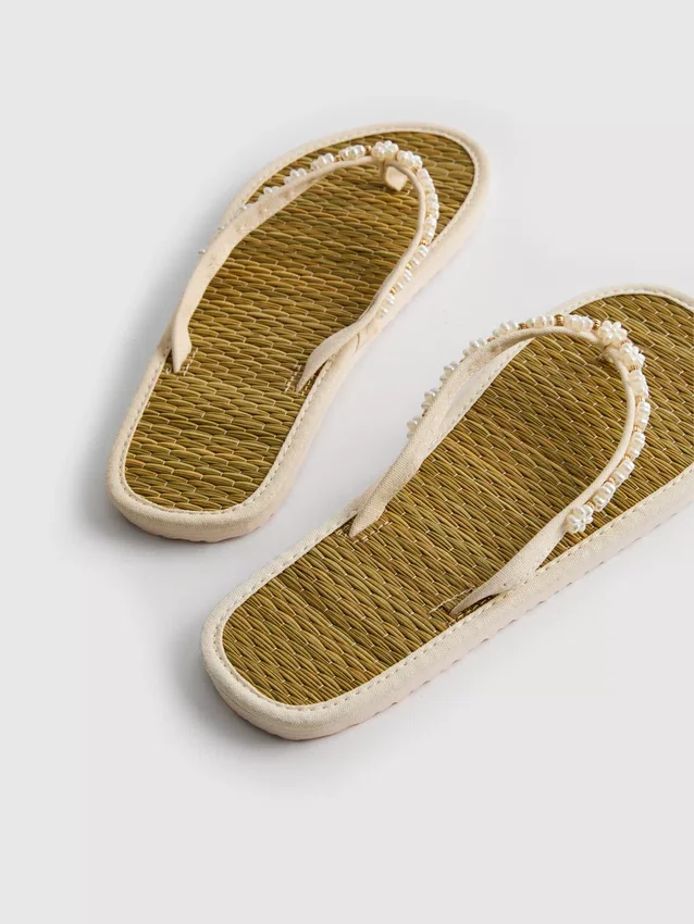 Seagrass effect flip flops