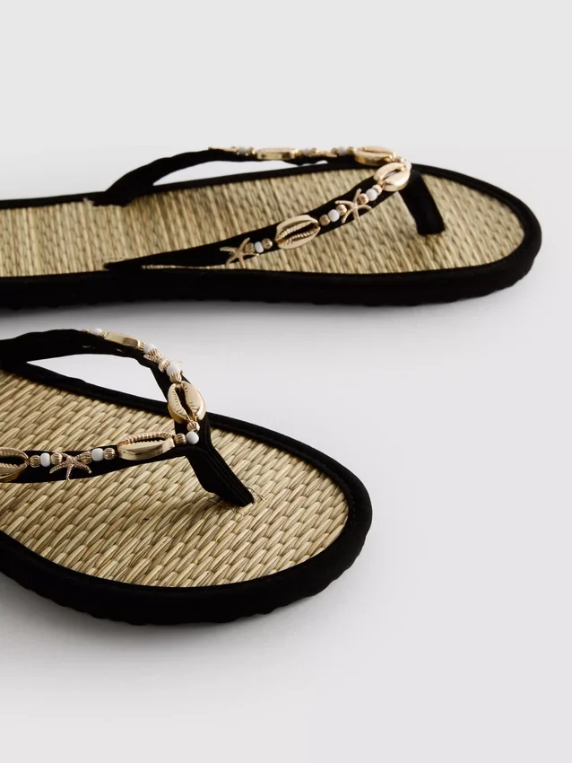 Seagrass effect flip flops