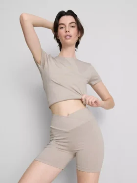 Seamless crossover-waistband active shorts