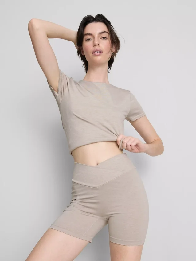 Seamless crossover-waistband active shorts