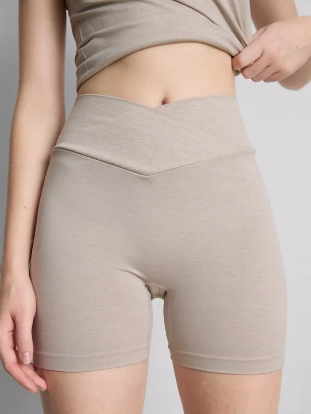 Seamless crossover-waistband active shorts