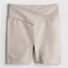 Seamless crossover-waistband active shorts