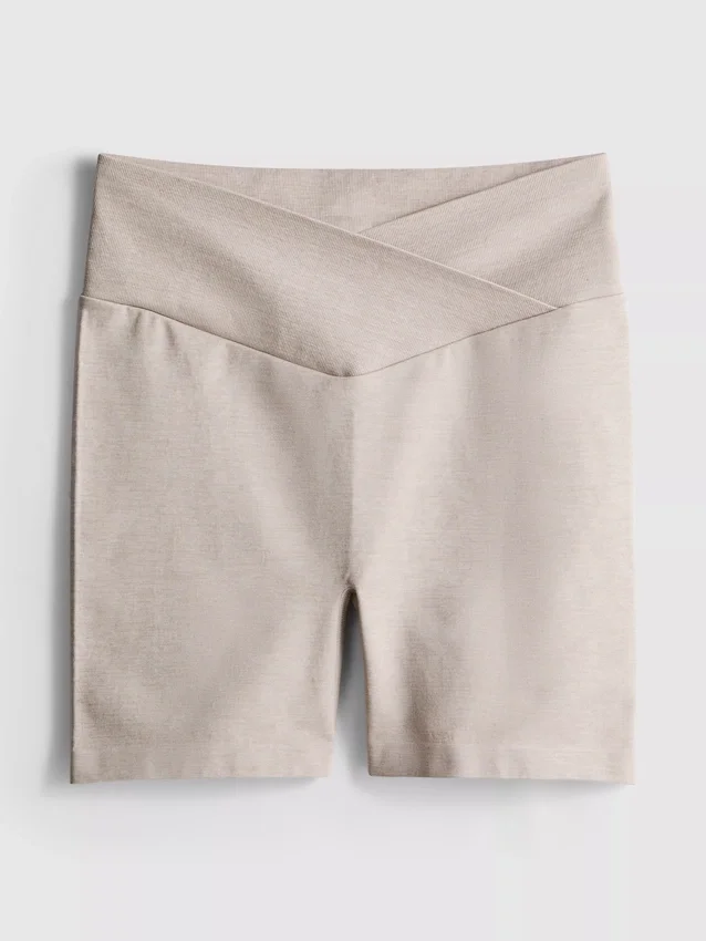 Seamless crossover-waistband active shorts