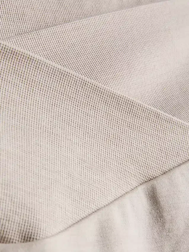 Seamless crossover-waistband active shorts