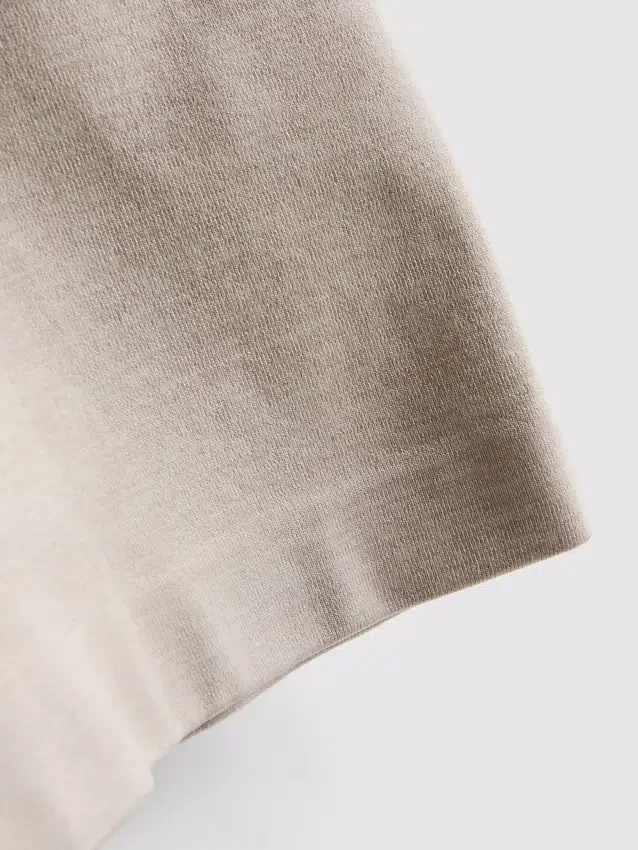 Seamless crossover-waistband active shorts