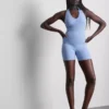 Seamless halterneck active tank