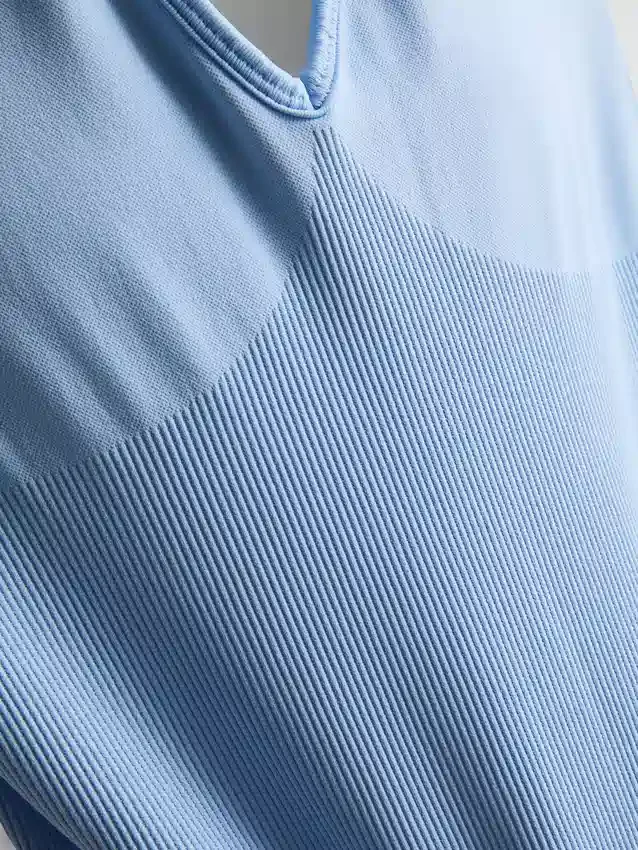 Seamless halterneck active tank