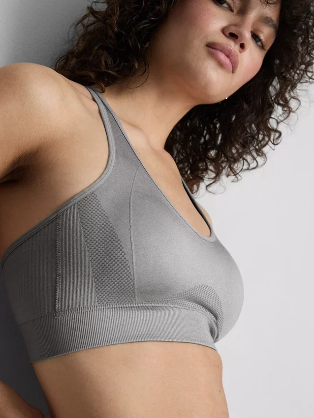 Seamless high-shine active crop top