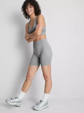 Seamless high-shine active shorts