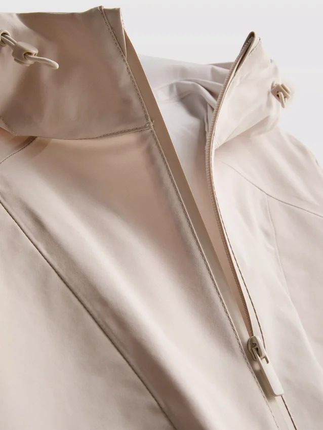 Short cinched rain jacket