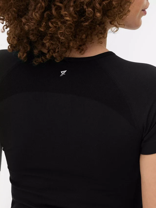 Short sleeve seamless performance top