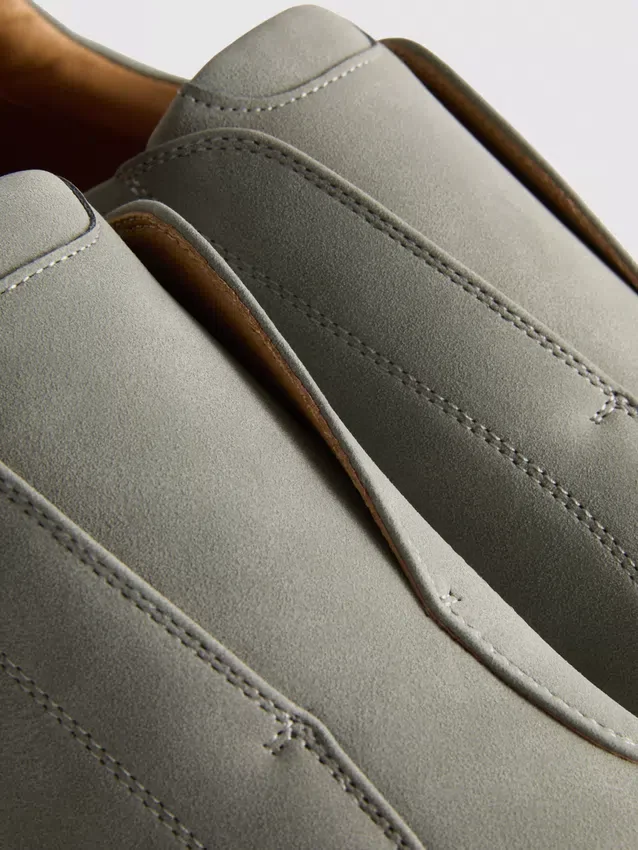 Slip-on low-top sneakers