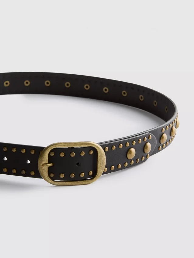 Studded buckle belt