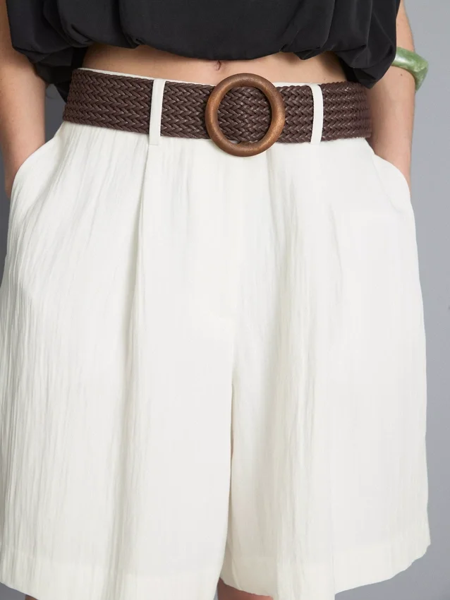Textured belted bermuda shorts