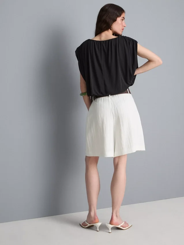 Textured belted bermuda shorts