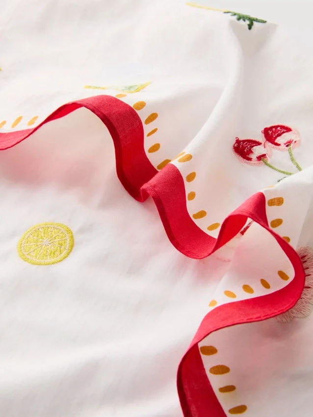 The primark scene | 55 x 55 embroidered scarf