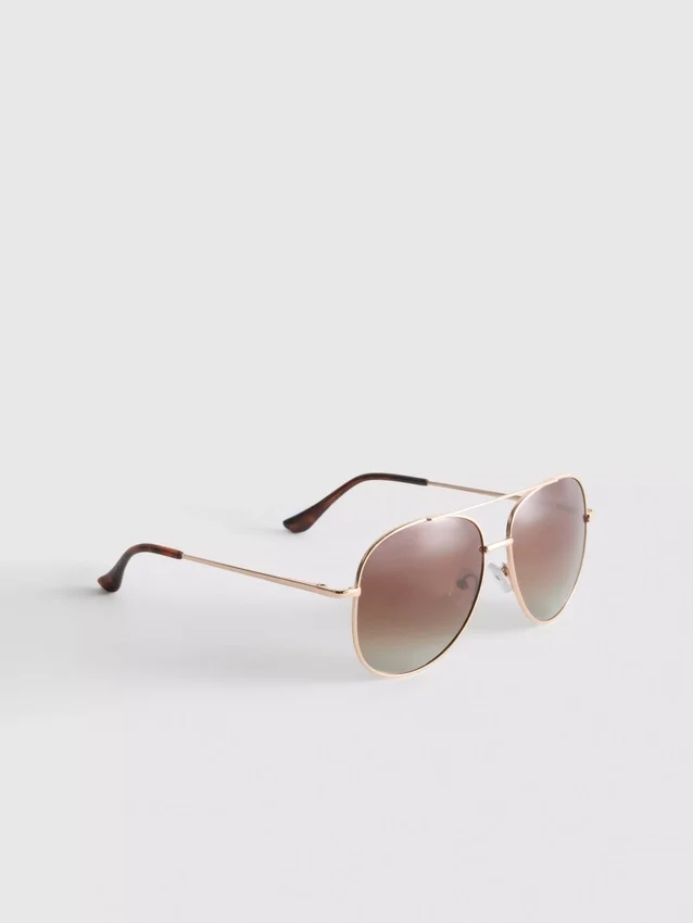 Tinted aviator sunglasses