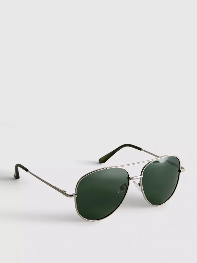 Tinted aviator sunglasses