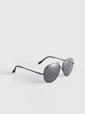 Tinted aviator sunglasses