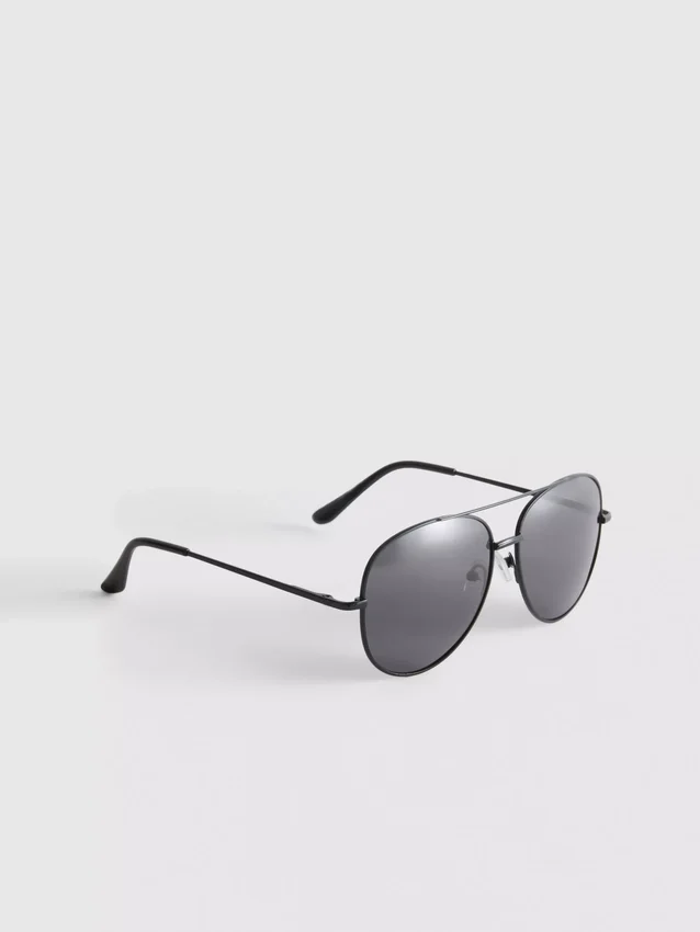 Tinted aviator sunglasses