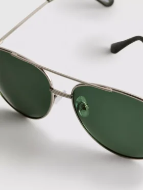Tinted aviator sunglasses