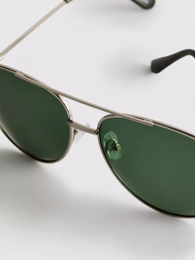 Tinted aviator sunglasses