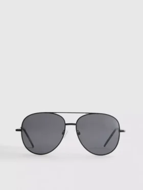 Tinted aviator sunglasses