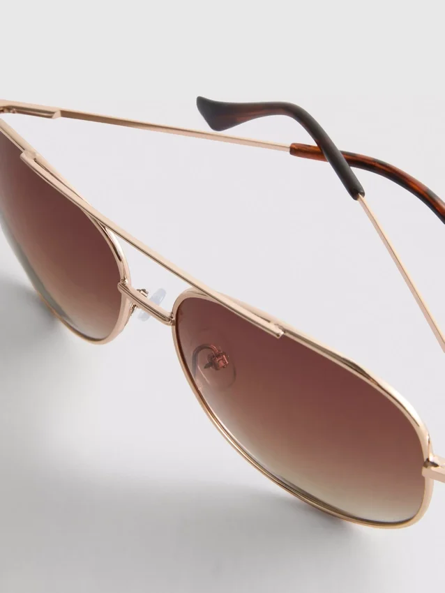 Tinted aviator sunglasses