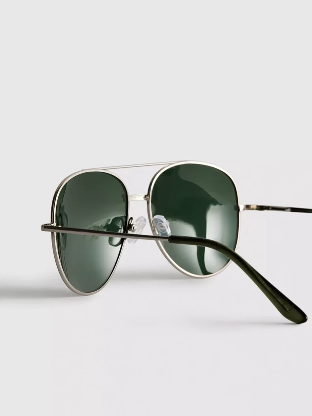 Tinted aviator sunglasses