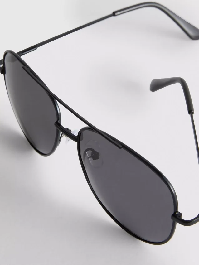Tinted aviator sunglasses
