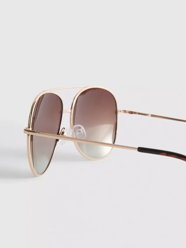 Tinted aviator sunglasses
