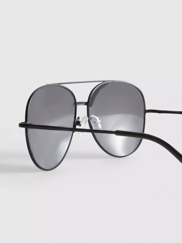 Tinted aviator sunglasses