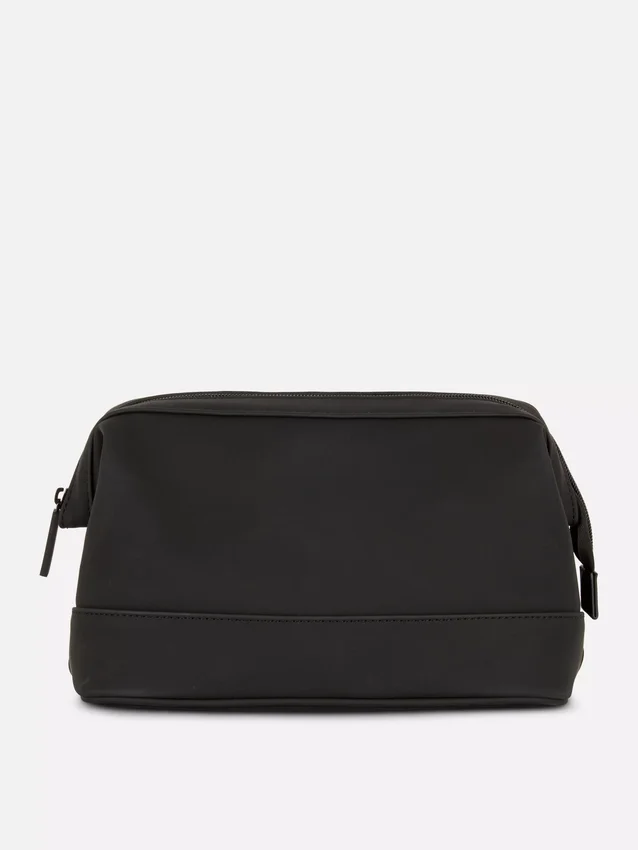 Wash bag with zip closure