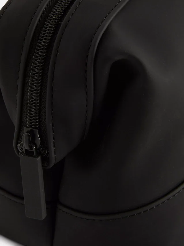 Wash bag with zip closure