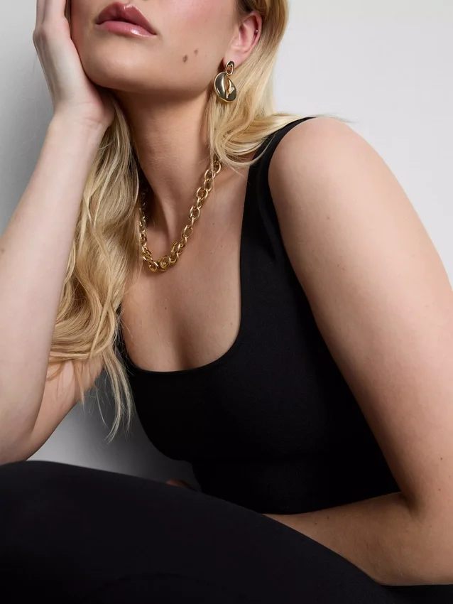 Wide-strap crepe tank top