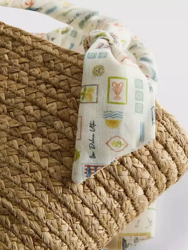 Woven straw midi bucket bag