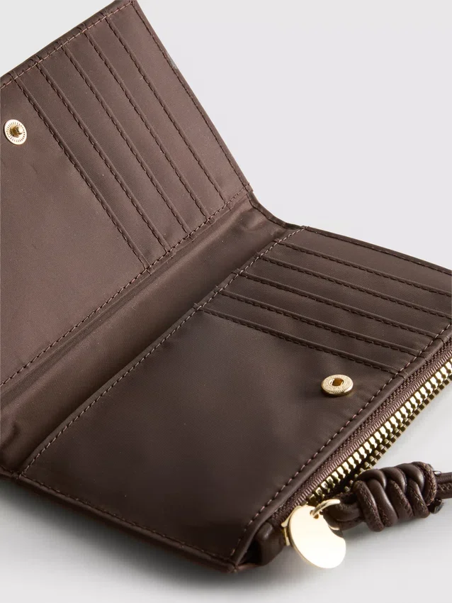 Woven wristlet wallet
