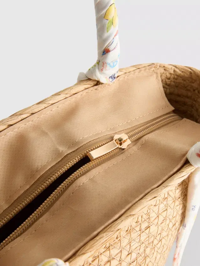 Zip-up tote