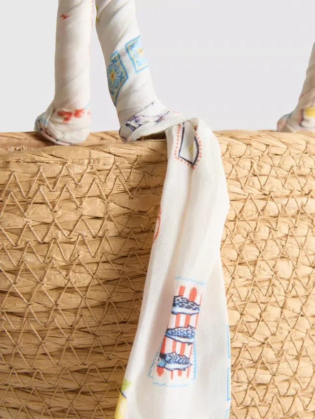 Zip-up tote